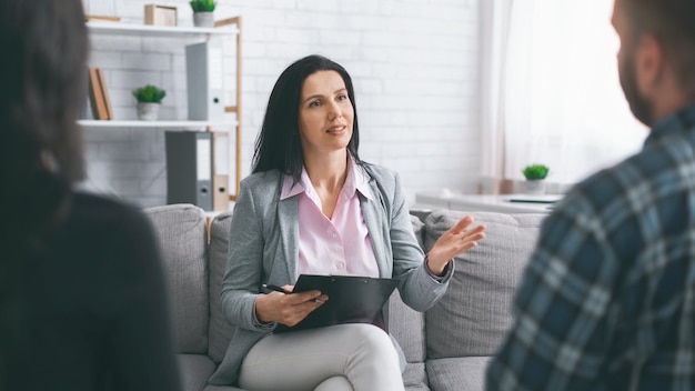 Existe diferença entre terapeuta e psicólogo? Como cada um pode ajudar com seus problemas emocionais?